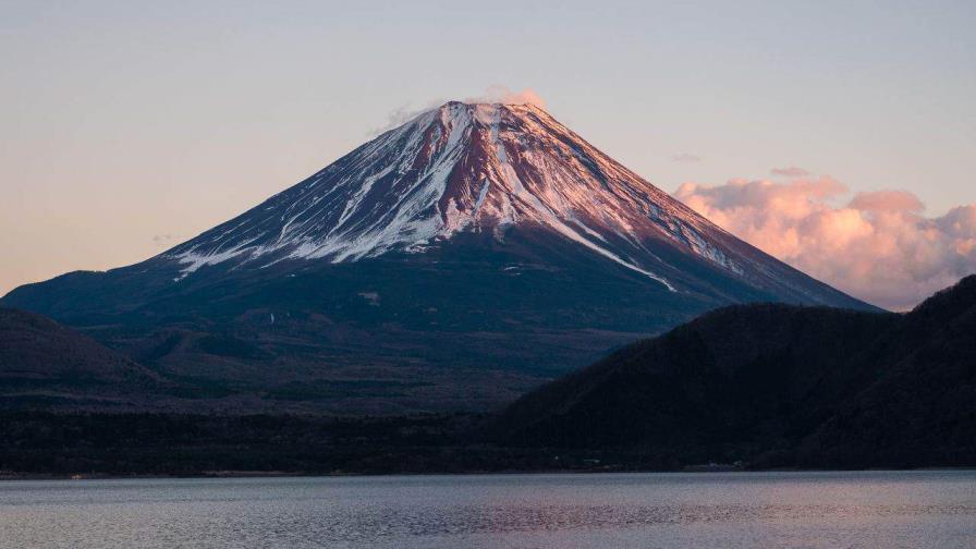 El emblemático monte Fuji registra su nieve más tardía en 130 años