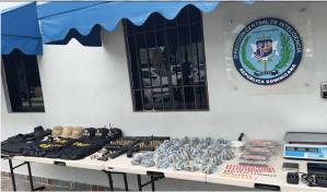 Polic&iacute;a apresa a tres hombres en operativos contra la banda Los Panchos en Santo Domingo Norte