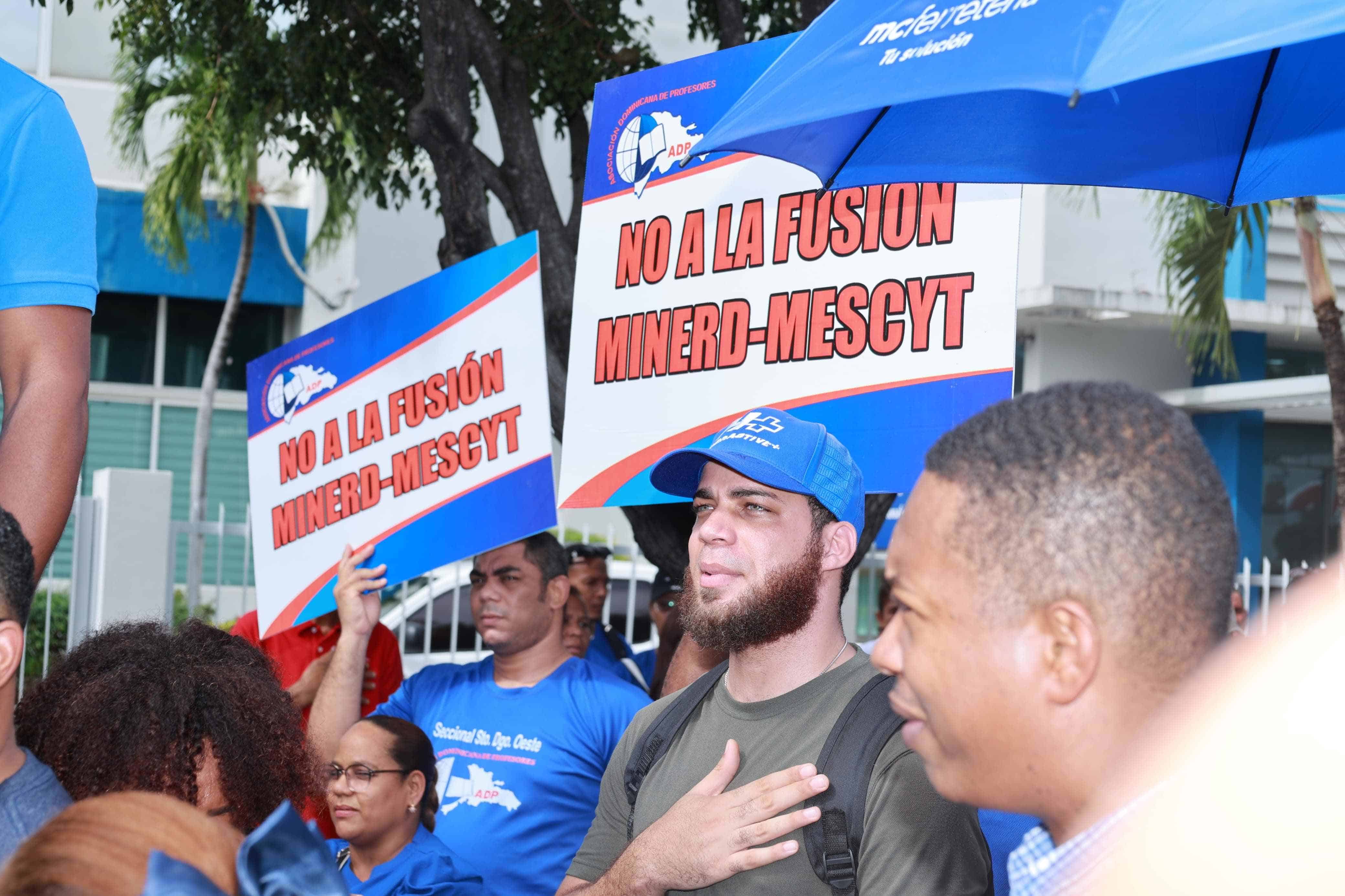 Los manifestantes se oponen a la fusión del Minerd al Mescyt.