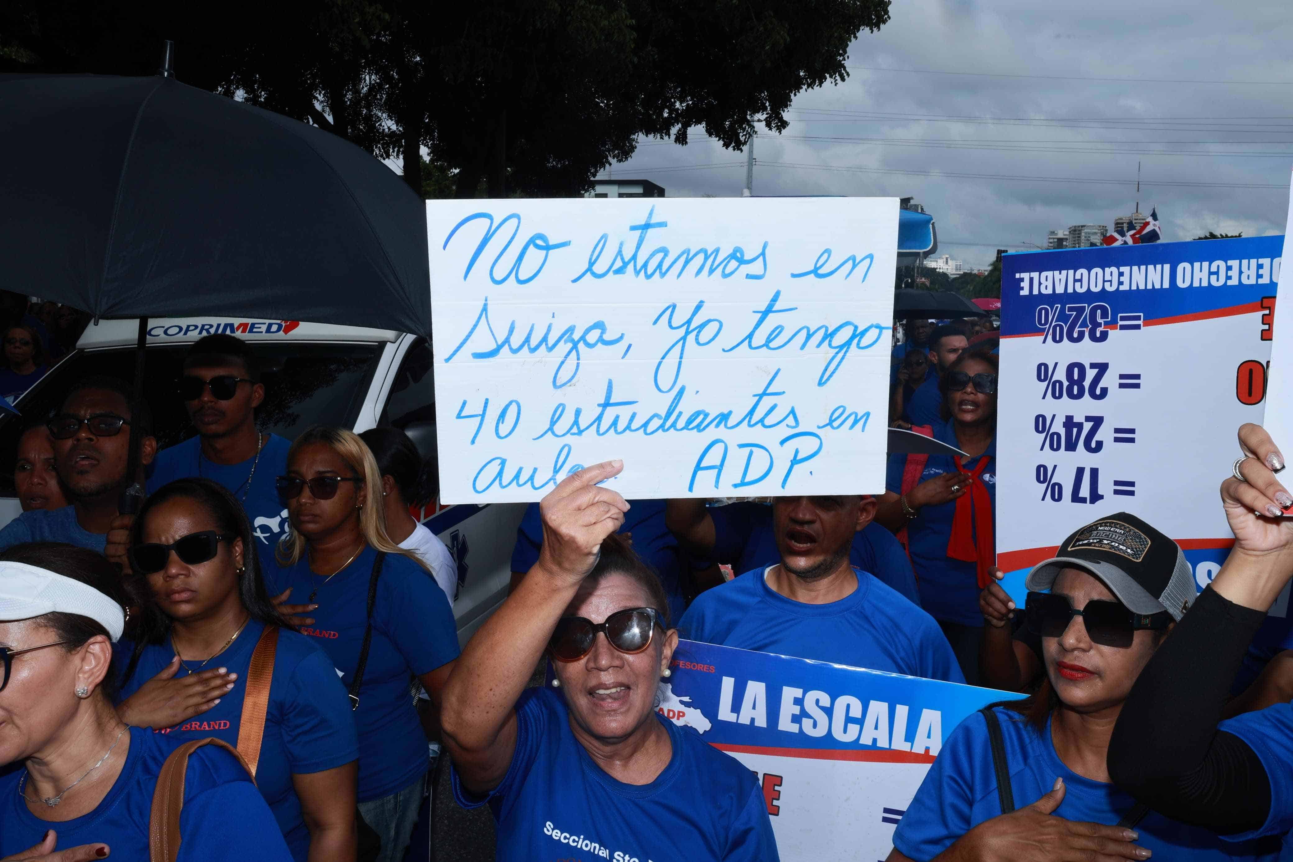 Profesores con carteles en la concentración frente al Ministerio de Trabajo.