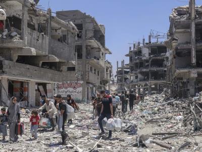 Rescatistas sacan cadáveres tras ataque de Israel