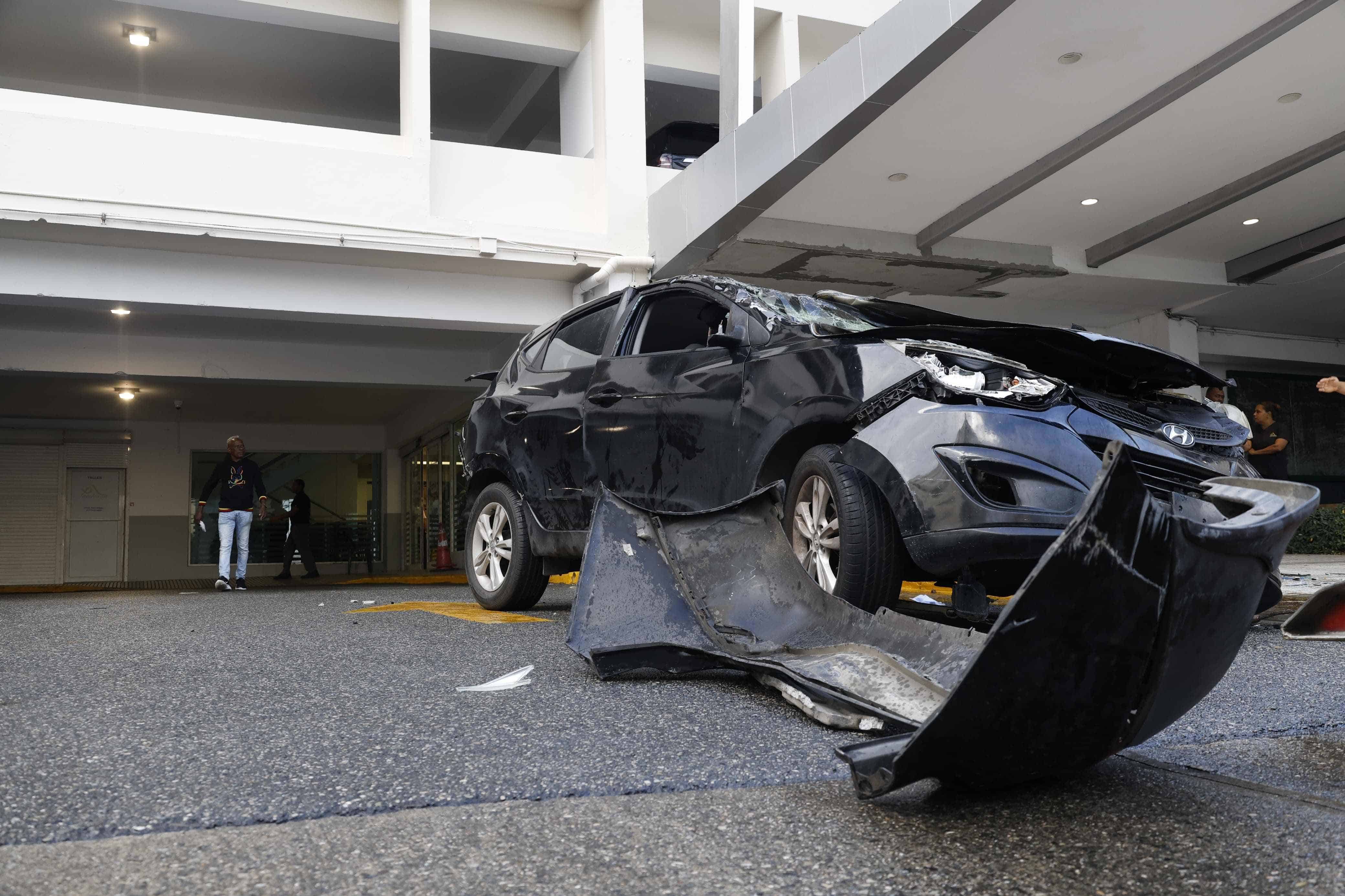 El vehículo del accidente luego de ser sacado del interior del supermercado.