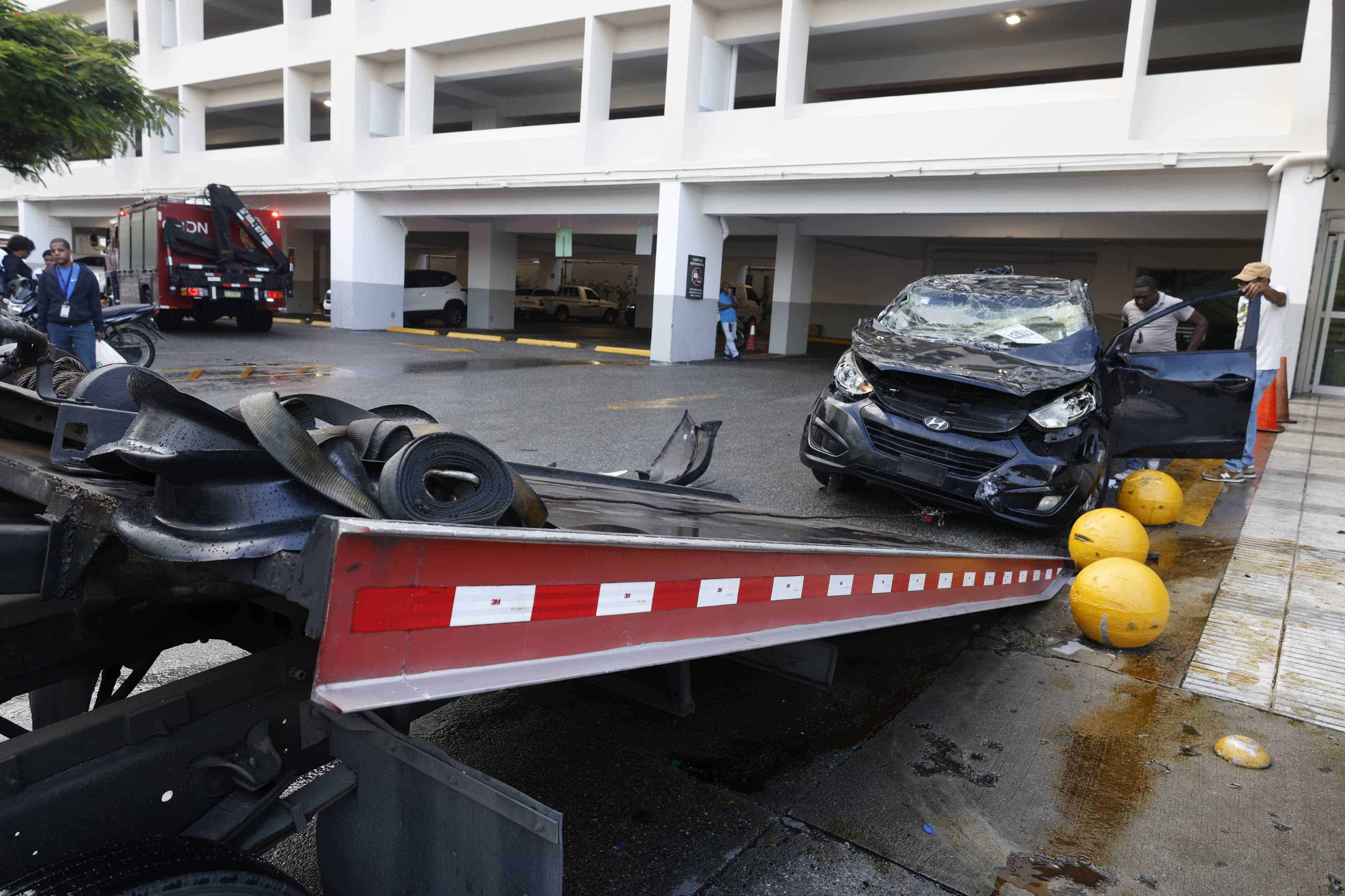 El vehículo, cuyo conductor perdió el control y este se precipitó desde el segundo piso del parqueo del Supermercado Nacional hacia el lobby del establecimiento.