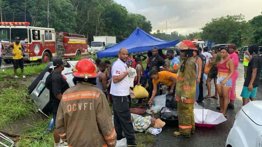 Accidente de minibús en la autopista Duarte deja 12 heridos