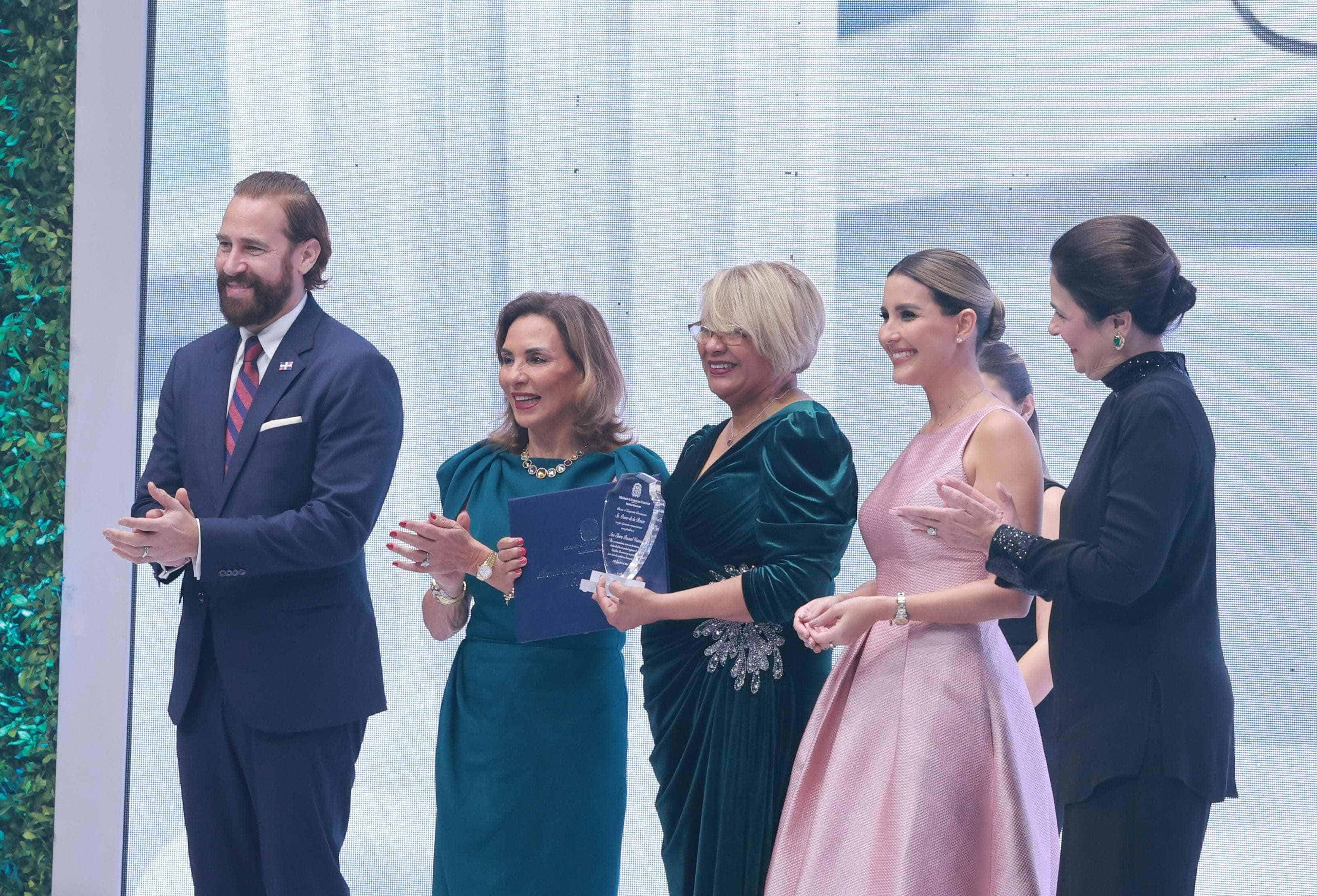 Carlos de la Mota, Haydée Rainieri, María Alejandra Castillo y María Amalia Lebrón le hacen entrega de un reconocimiento a la finalista Ana Elvira Pascual Vicioso.