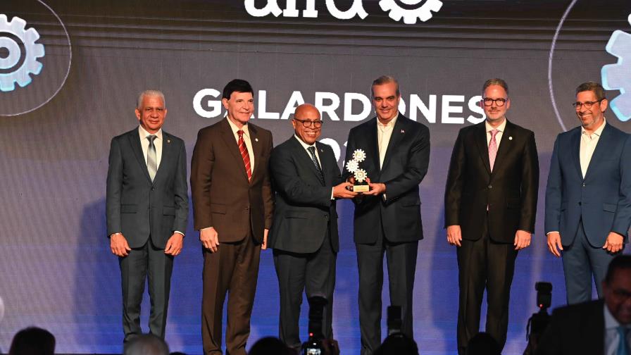 Cámara de Diputados recibe premio por apoyo al sector industrial de la AIRD