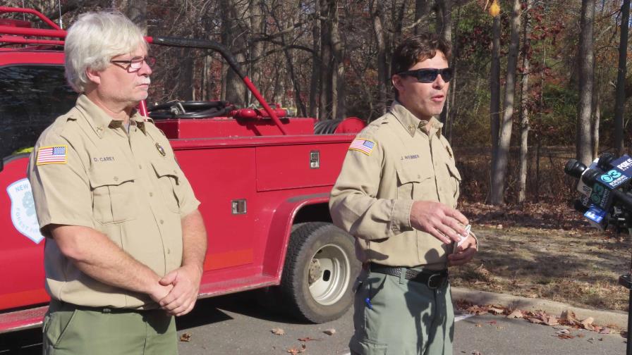 Equipos combaten dos incendios forestales en Nueva Jersey, en la peor sequía en casi 120 años