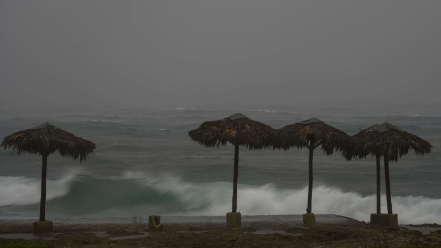 Cuba, duramente golpeada por ciclón Rafael, intenta recuperarse; amplias zonas permanecen sin luz