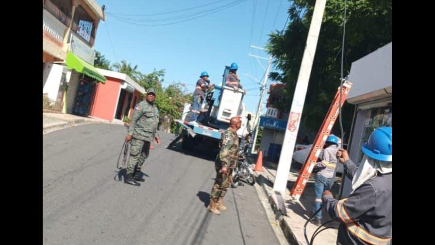 Edesur desmantela conexiones ilegales en plazas y establecimientos comerciales del sur del país