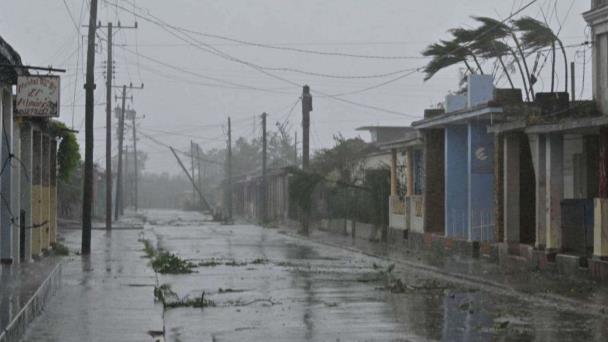 El paso del huracán Rafael dejó Cuba en tinieblas