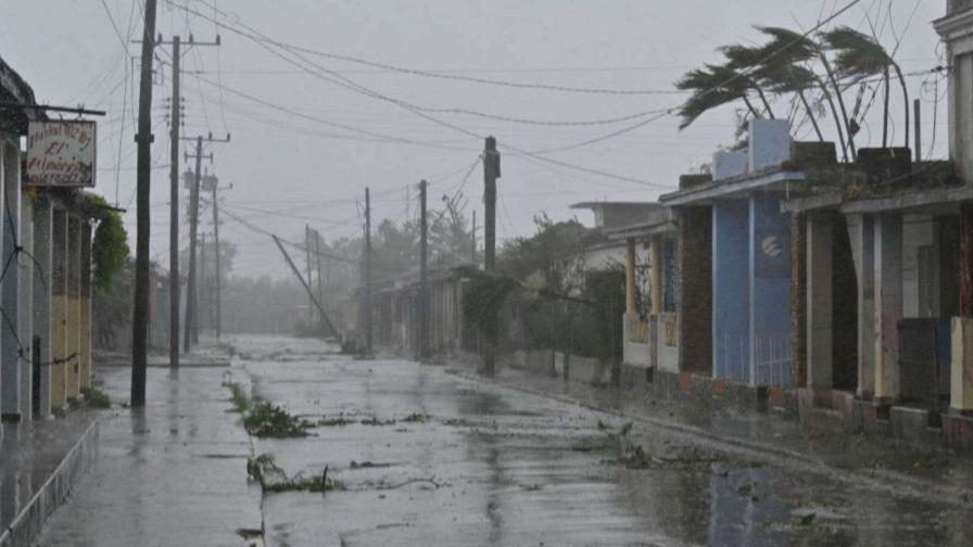 El paso del huracán Rafael dejó Cuba en tinieblas