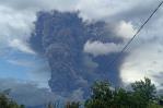 Volcán en Indonesia lanza enorme columna de ceniza Volcán en Indonesia lanza enorme columna de ceniza