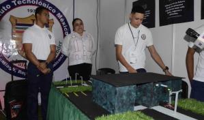Estudiantes de un politécnico en Santiago exponen proyecto sobre control migratorio creado con IA