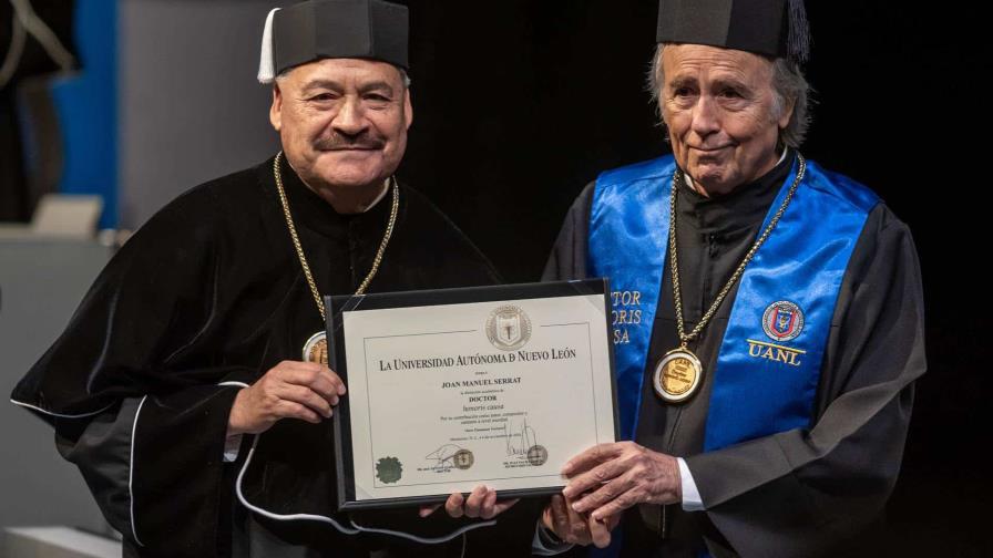 Joan Manuel Serrat recibe distinción de la universidad de Monterrey en México