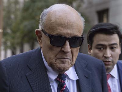 Exalcalde Rudy Giuliani entrega su Mercedes y relojes
