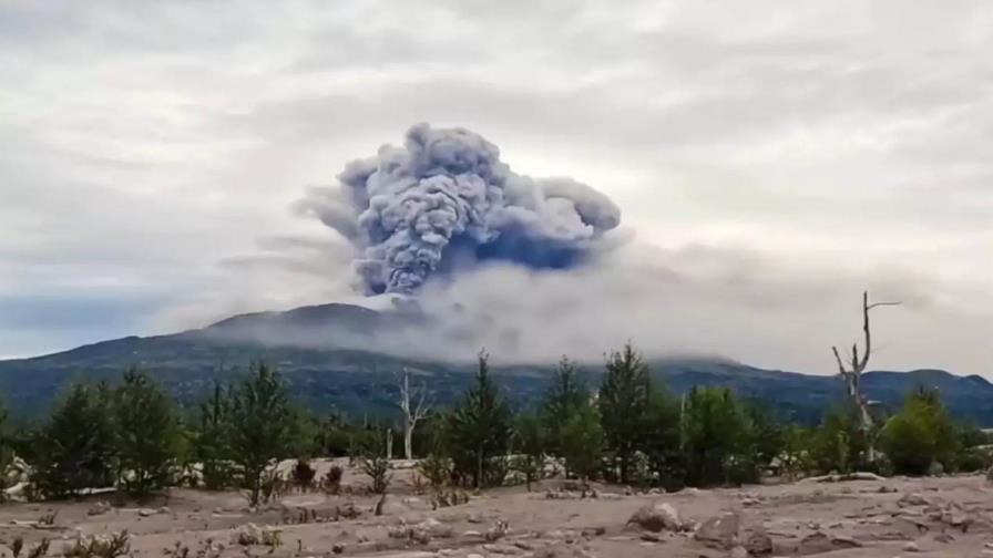 Autoridades rusas decretan alerta roja para la aviación por erupción del volcán Shiveluch