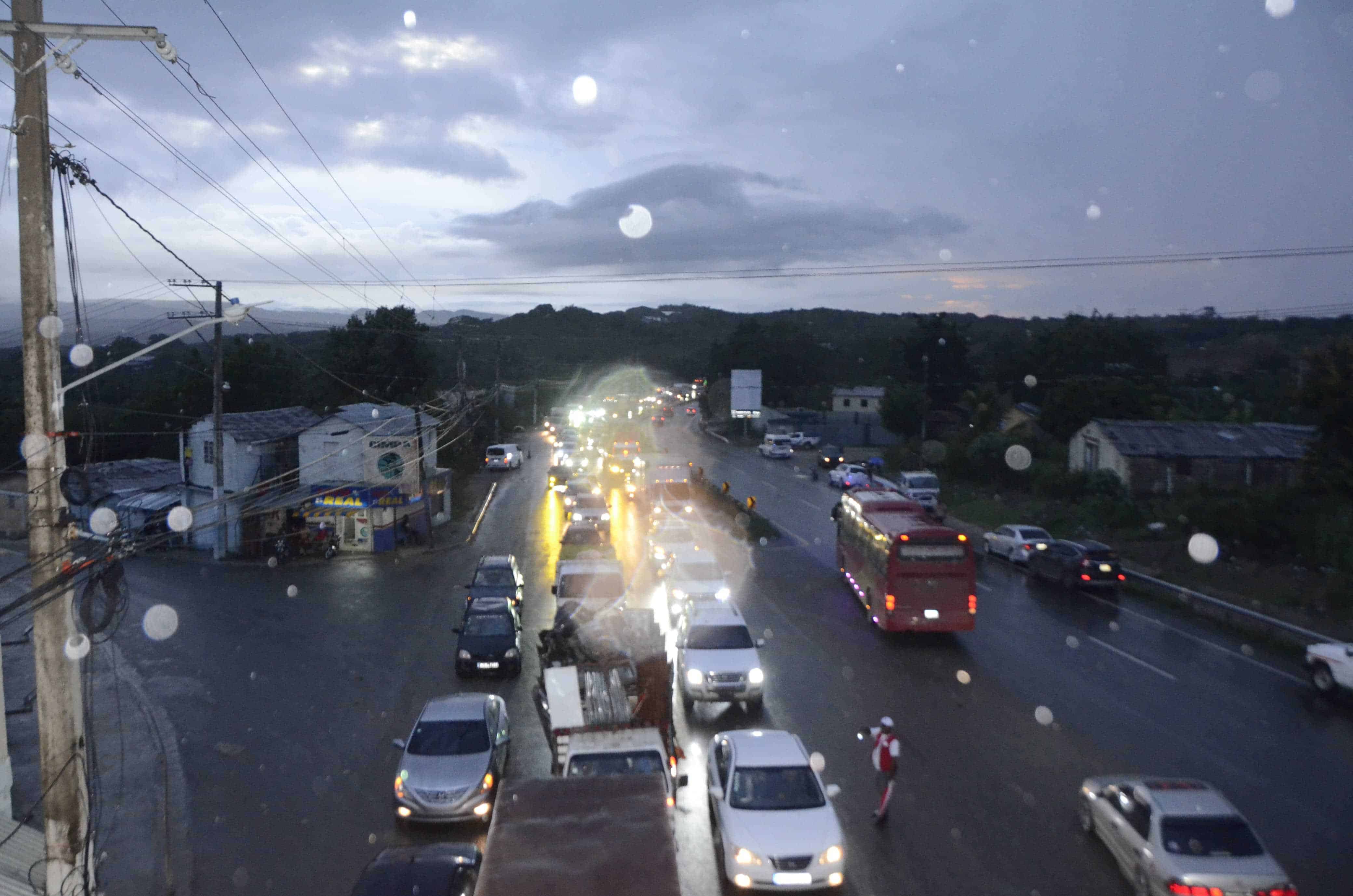 El extenso tapón en la autopista Joaquín Balaguer.