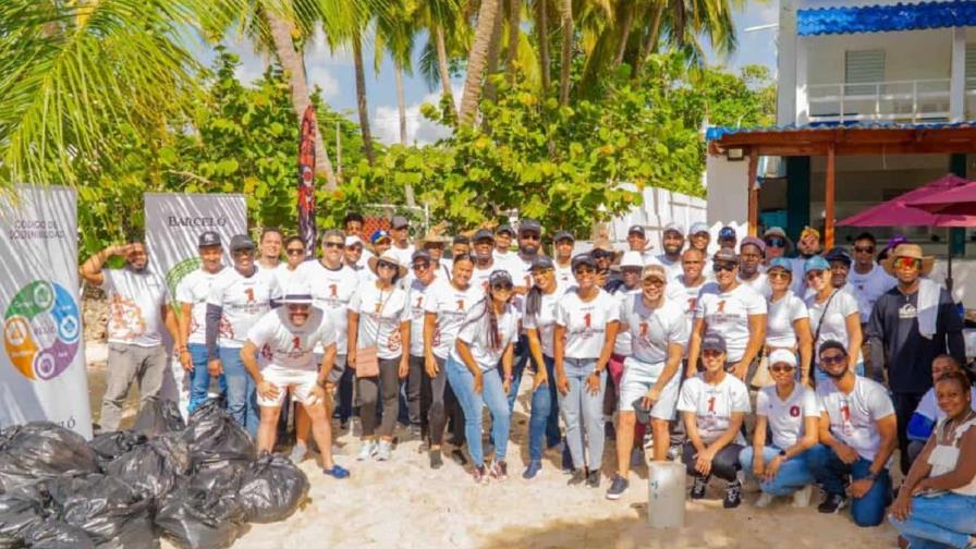 Ron Barceló impulsa la conservación de costas con jornada de limpieza de playas