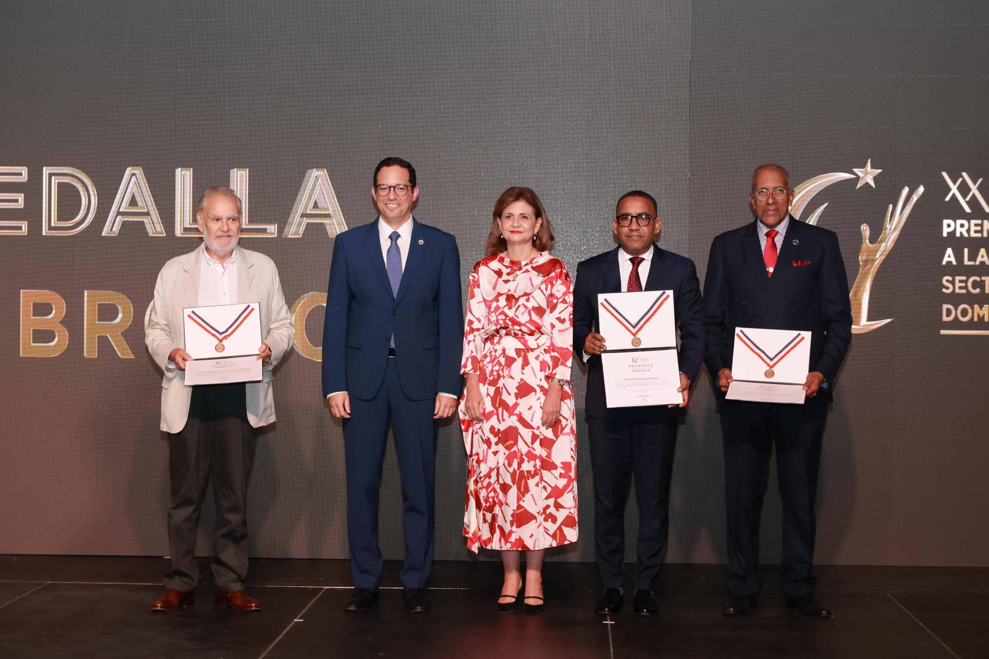 Con medalla de bronce fueron reconocidos el Departamento Aeroportuario, la Contraloría General de la República y la Superintendencia de Salud y Riesgos Laborales.