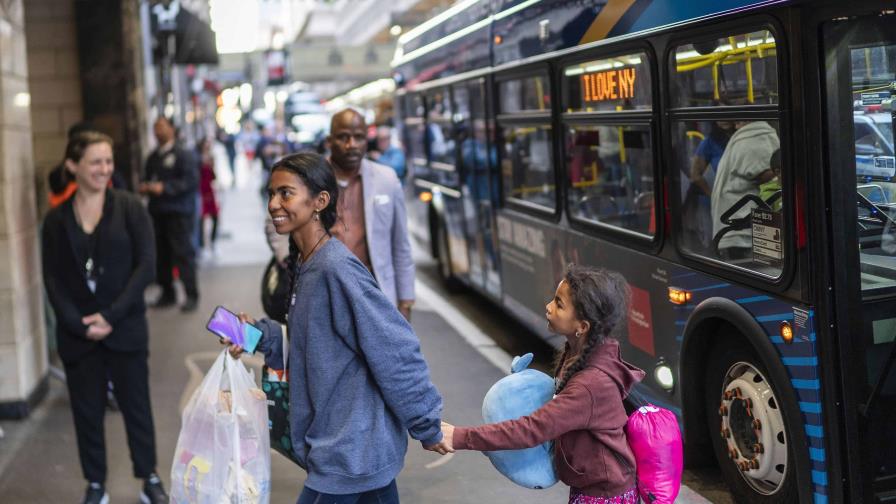 Juez dice que NY no puede usar anticuada ley para impedir llegada de autobuses con inmigrantes