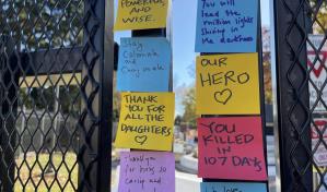 Estamos contigo: dejan mensajes y flores en la residencia de Harris tras su derrota