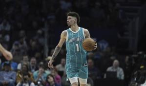 Ball anota 31 puntos y Miller 29 para que Hornets aplasten a Pacers