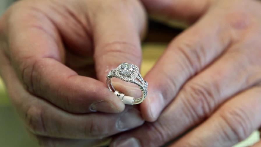 Novia debe devolver anillo de compromiso de $70,000 tras ruptura, dice corte de Massachusetts