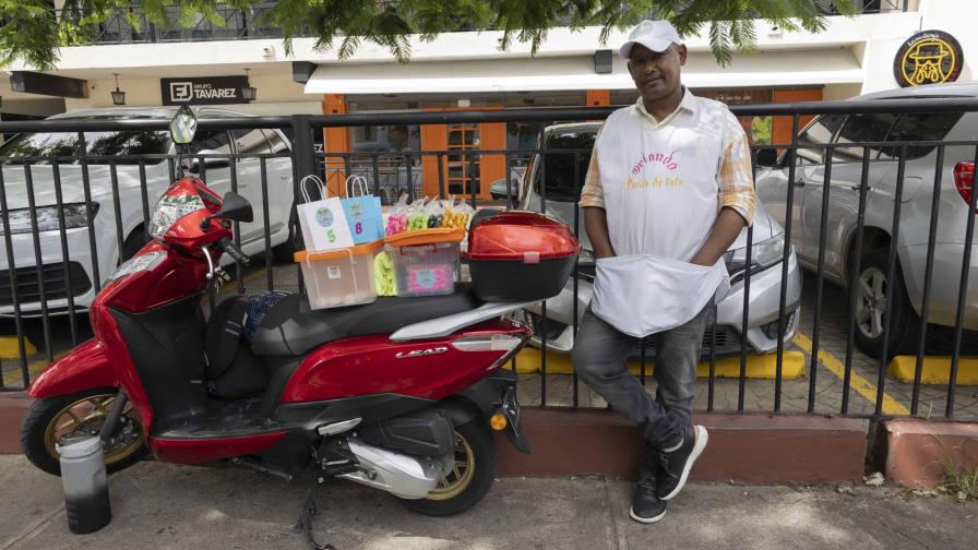 Un accidente no lo detuvo: "Orlando Palito de Coco" busca reinventar su negocio