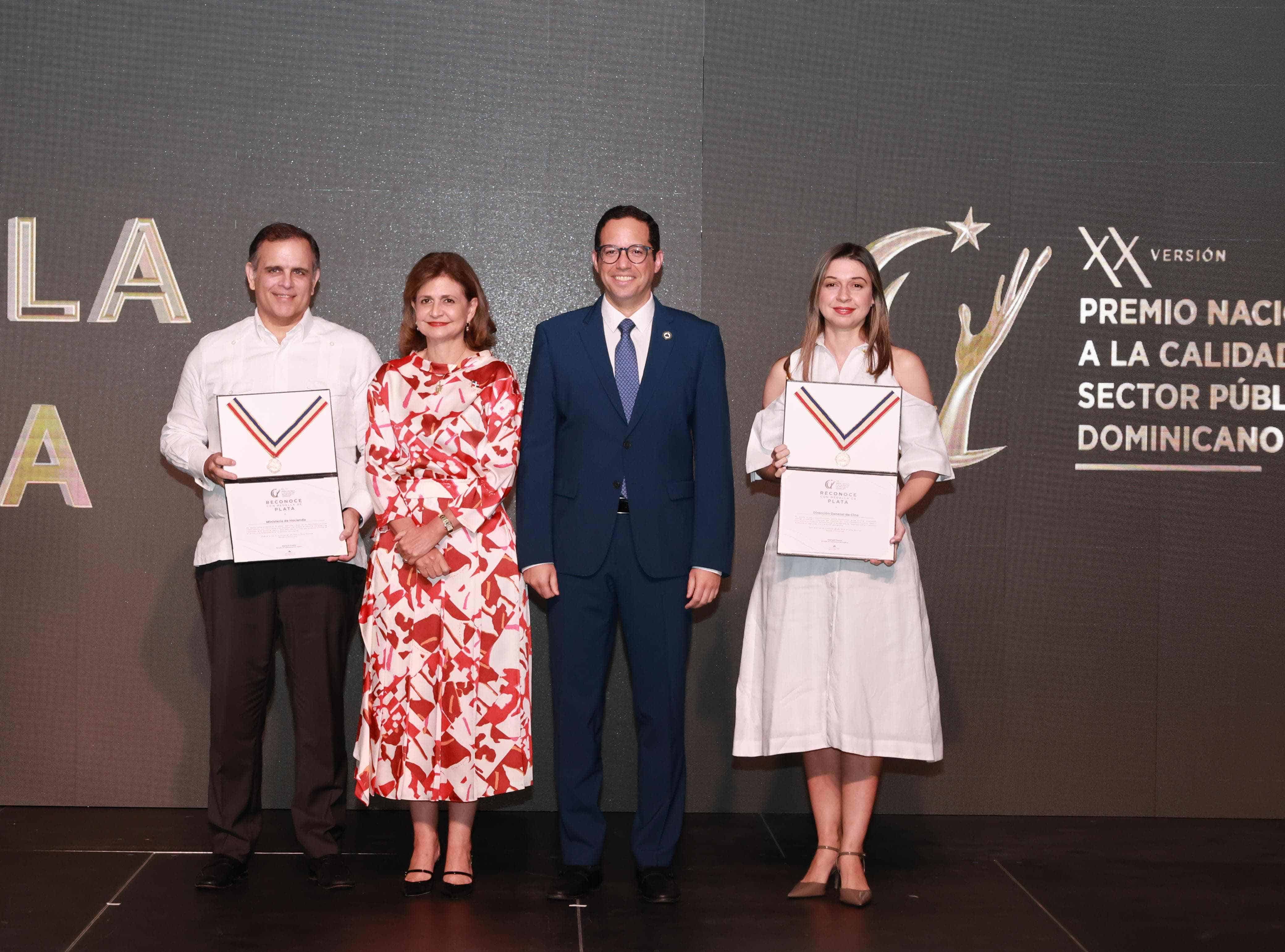 Con la medalla de plata, la Dirección General de Cine (Dgcine) y el Ministerio de Hacienda. 