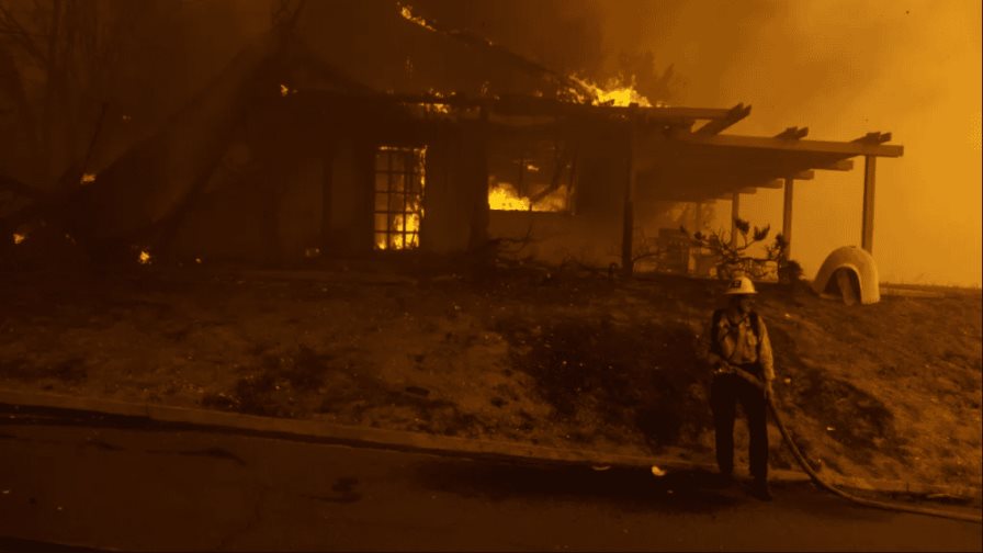 Órdenes masivas de evacuación y un centenar de casas destruidas por incendio en California