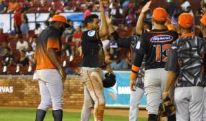 Con sencillo remolcador, Francisco Peña rompe empate en el noveno y Toros vencen Gigantes