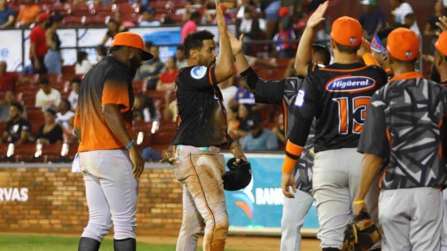 Con sencillo remolcador, Francisco Peña rompe empate en el noveno y Toros vencen Gigantes