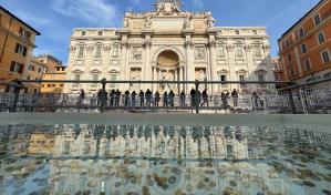 La Fontana de Trevi ya se puede observar de cerca gracias a una polémica pasarela