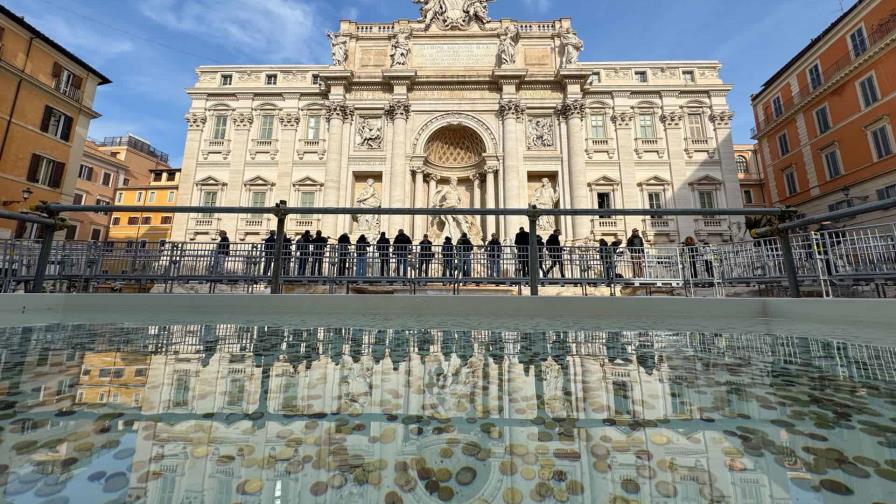 La Fontana de Trevi ya se puede observar de cerca gracias a una polémica pasarela