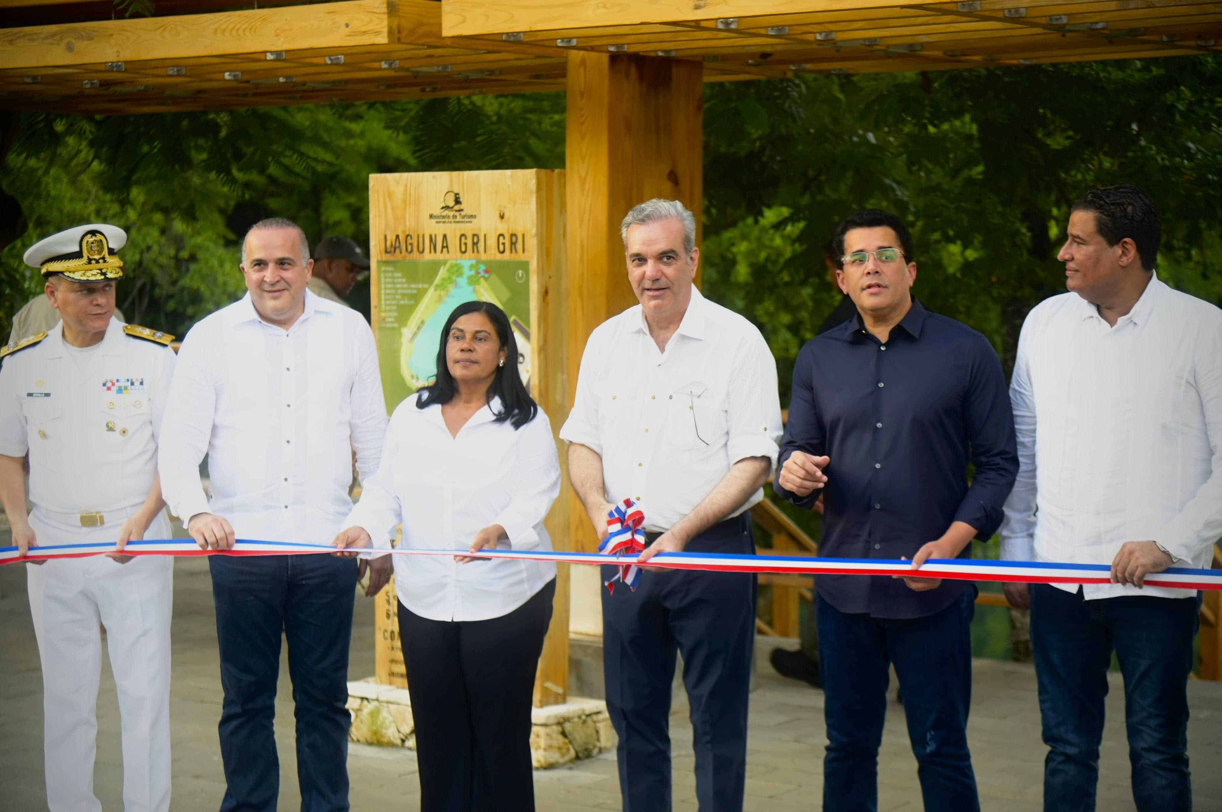  El presidente Abinader cortó la cinta simbólica, dejando oficialmente inaugurada la renovada laguna Gri-Gri.