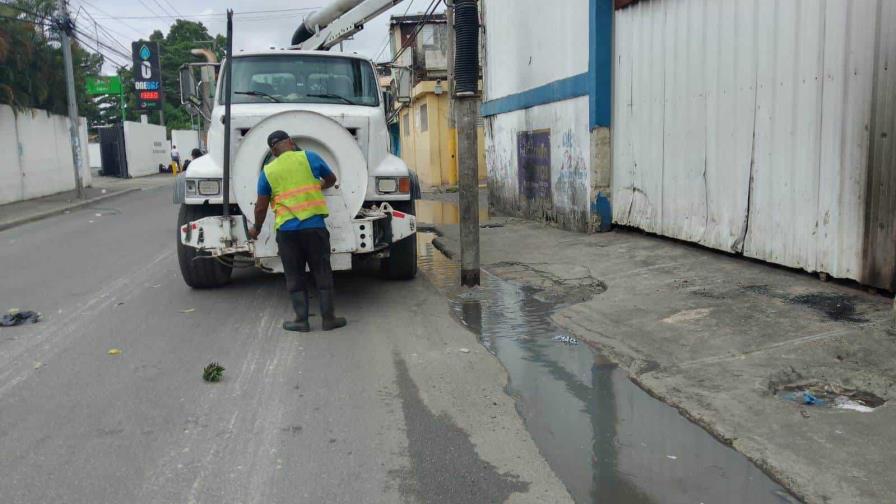 Por las lluvias, alcaldía limpia imbornales y pide a ciudadanos no colocar basura en las aceras