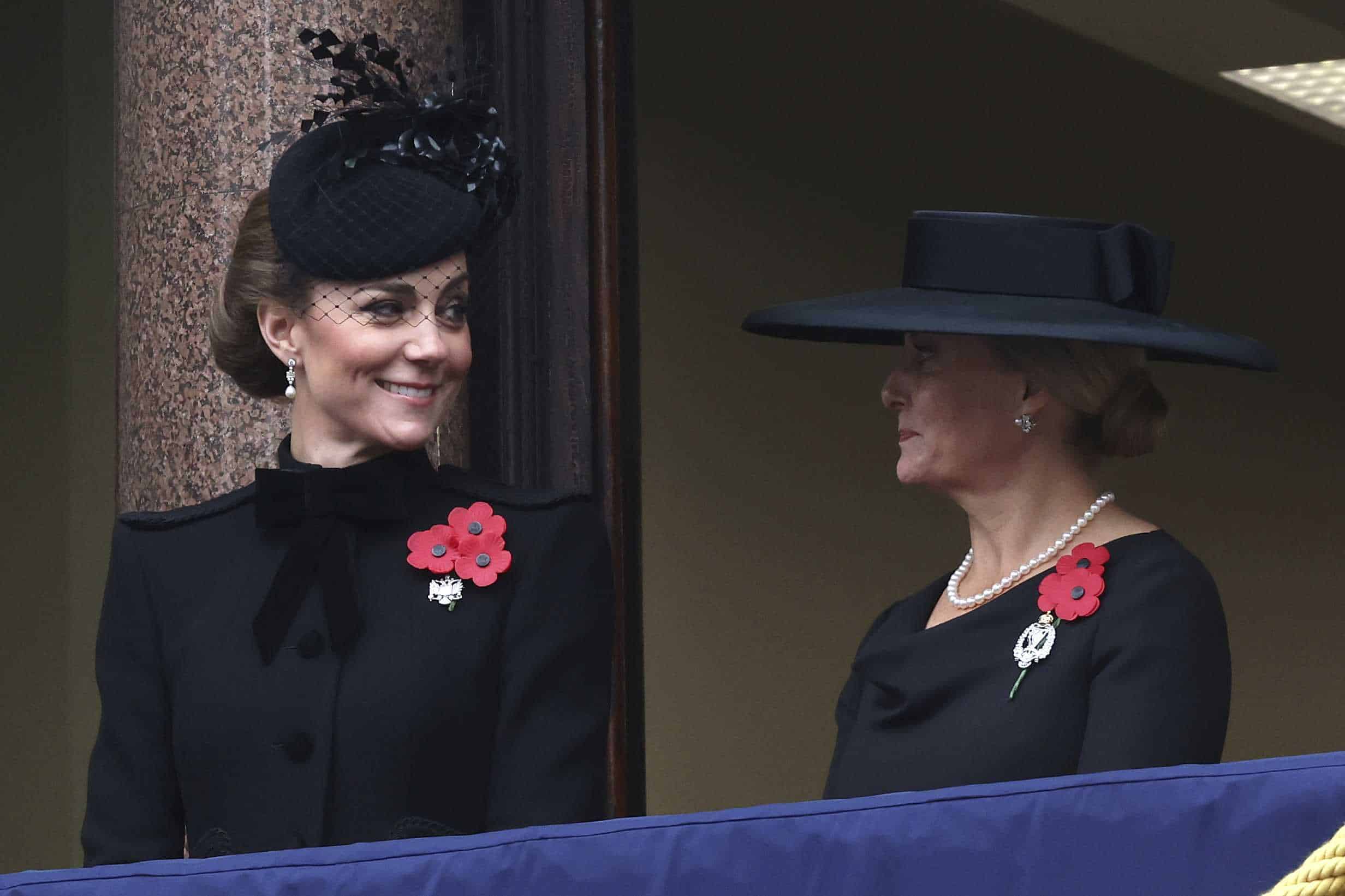 Kate, princesa de Gales de Gran Bretaña, izquierda, y Sophie, duquesa de Edimburgo, derecha, sonríen mientras están en un balcón durante el Servicio Nacional de Recuerdo en el Cenotafio de Londres, Inglaterra, el domingo 10 de noviembre de 2024.