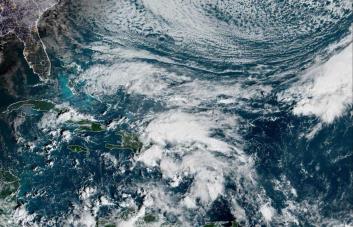 Onda tropical y frente fr&iacute;o mantendr&aacute;n las lluvias este domingo e inicios de semana laboral