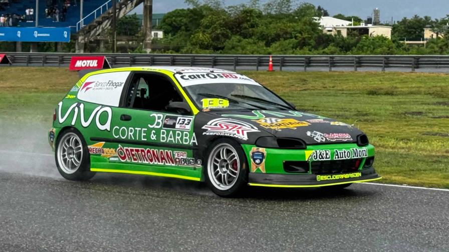 Jonathan Basden y Tomas Urbaez desafían la lluvia para ganar en autos