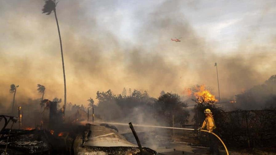 Vientos más débiles ayudan a bomberos a combatir incendio forestal en California