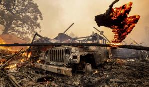 Incendio forestal destruye más de 100 estructuras en California