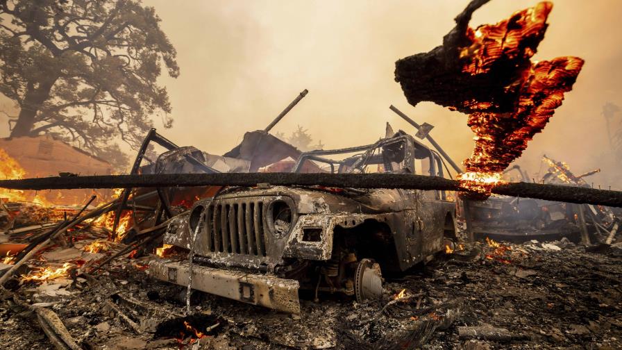 Incendio forestal destruye más de 100 estructuras en California Incendio forestal destruye más de 100 estructuras en California