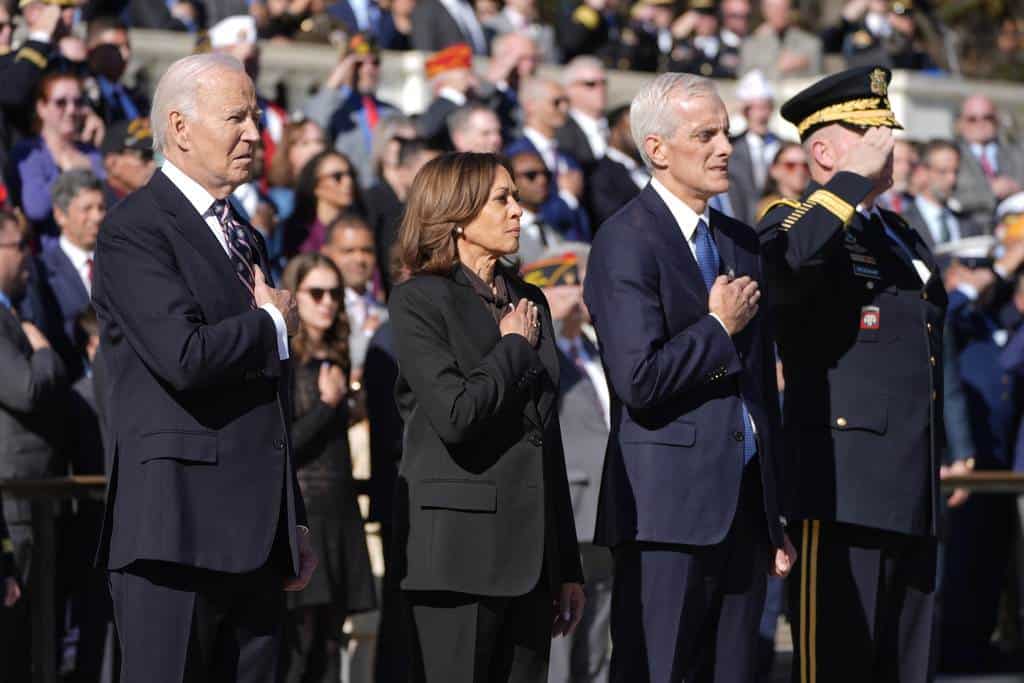 El presidente Joe Biden, de izquierda a derecha, la vicepresidenta Kamala Harris, el secretario de Asuntos de Veteranos, Denis McDonough, y el mayor general Trevor Bredenkamp,  comandante general de la Fuerza de Tarea Conjunta-Región de la Capital Nacional y el Distrito Militar de Washington, de pie durante una ceremonia de colocación de una ofrenda floral. en la Tumba del Soldado Desconocido en la conmemoración del Día Nacional de los Veteranos en el Cementerio Nacional de Arlington en Arlington, Virginia, el lunes 11 de noviembre de 2024.