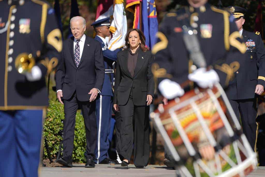 El presidente Joe Biden, izquierda, y la vicepresidenta Kamala Harris llegan a una ceremonia de colocación de ofrenda floral en la Tumba del Soldado Desconocido en conmemoración del Día Nacional de los Veteranos en el Cementerio Nacional de Arlington en Arlington, Virginia, el lunes 11 de noviembre de 2024.