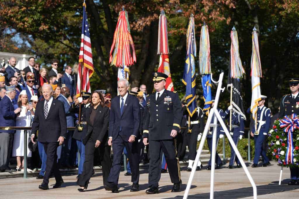 <br>El presidente Joe Biden, de izquierda a derecha, la vicepresidenta Kamala Harris, el secretario de Asuntos de Veteranos, Denis McDonough, y el general de división Trevor Bredenkamp,  comandante general de la Fuerza de Tarea Conjunta-Región de la Capital Nacional y el Distrito Militar de Washington, llegan a una ceremonia de colocación de una ofrenda floral. en la Tumba del Soldado Desconocido en la conmemoración del Día Nacional de los Veteranos en el Cementerio Nacional de Arlington en Arlington, Virginia, el lunes 11 de noviembre de 2024.