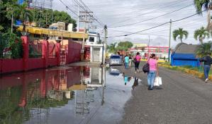 Inundación en la acera de la calle San Vicente de Paul, próximo al ayuntamiento de SDE
