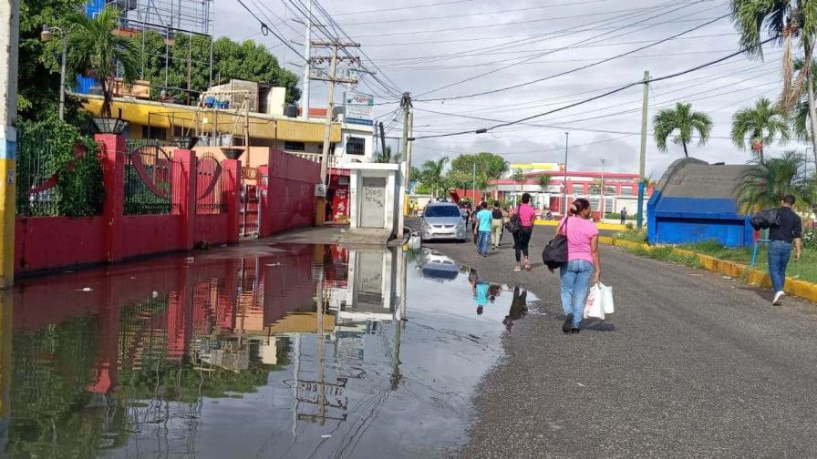 Inundación en la acera de la calle San Vicente de Paul, próximo al ayuntamiento de SDE Inundación en la acera de la calle San Vicente de Paul, próximo al ayuntamiento de SDE