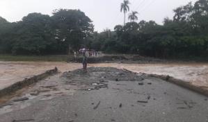 Crecida del río Camú afecta otra vez badén que funciona como puente en comunidad de La Vega