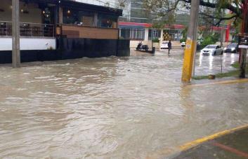 Reportan daños e inundaciones por fuertes lluvias que continuarán la tarde y noche de este lunes