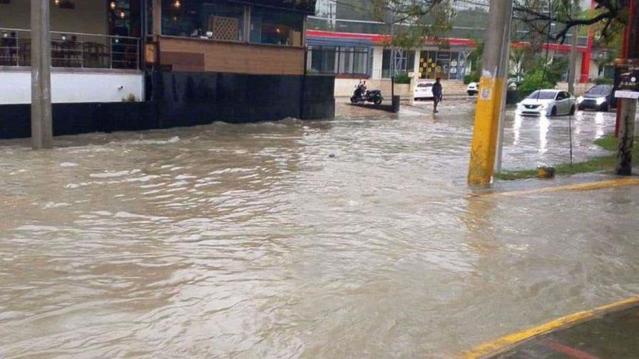 Reportan daños e inundaciones por fuertes lluvias que continuarán la tarde y noche de este lunes Reportan daños e inundaciones por fuertes lluvias que continuarán la tarde y noche de este lunes